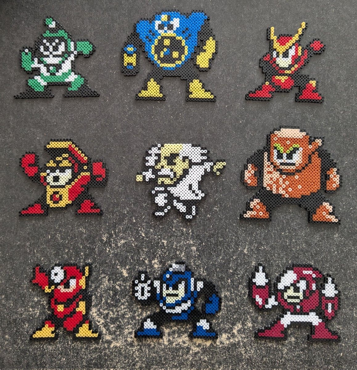 Shingu629's tweet image. 『#ロックマン2』のボスキャラを
全員作り終えたので集合写真。
クラッシュマンの色が違いますが色の合うビーズがなかったけどすぐ作りたい時ってあるじゃないですか！？我慢出来ず作りました。
ナンバリング1〜3を作り終えたので次は4かな。
#アイロンビーズ　#レトロゲーム
#ファミコン　#megaman