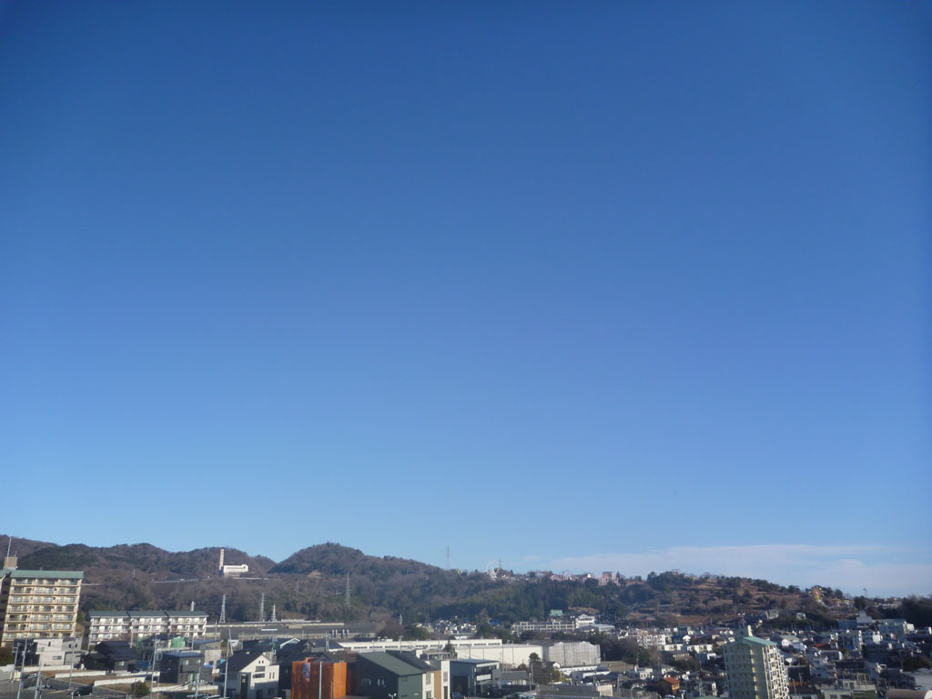 【2026年01月25日09時の空】日立市役所は、快晴です。今日の日立市は、晴れますが、上空の寒気などの影響で、雲が広がる時がある予想です（市役所での最高気温７℃）。明日は、晴れ時々曇りの予想です(最低気温マイナス３℃、最高気温７℃）。#日立市天気