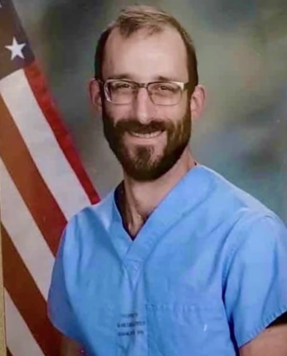 ProfMBassetti's tweet image. A Minneapolis l’esercito di #Trump ha ucciso Alex Pretti, un infermiere statunitense di 37 anni che lavorava in terapia intensiva. 
Se è vero che l’esercito ICE risponde direttamente al Presidente Trump,  questi sono crimini contro l’umanità che devono essere giudicati dal…