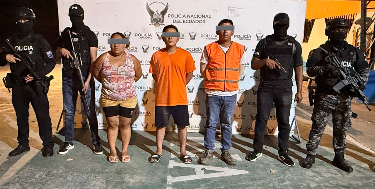 JohnReimberg's tweet photo. Esmeraldas.

La UNASE desplegó un operativo donde fueron apresados 04 individuos (entre ellos un ppl dedicado también a esta actividad), entre ellos V. P. Bryan Alejandro, alias “Chino”, cabecilla de “Los Tiguerones” que operaba en el sector de Las Acacias, Voluntad de Dios y Valle Hermoso, en esa ciudad donde y que extorsionaban a comerciantes y conductores de mototaxis. Fueron puestos a órdenes de la justicia para su proceso.  Ahora esperemos que los jueces y fiscales hagan su trabajo y no los vayan a liberar aduciendo “falta de pruebas”.

RESULTADOS:

04 personas aprehendidas: 
M. V. José Ignacio, C.C., alias “Gato”
Ch. L. Karol Michelle, alias “Gorda Carolina” 
V. P. Bryan Alejandro, alias “Chino”
A. M. Derian Adolfo, alias “Derian"
05 celulares
01 motocicleta 
360,45 dólares americanos
varias libretas de apuntes extorsivos.

Seguimos trabajando.
