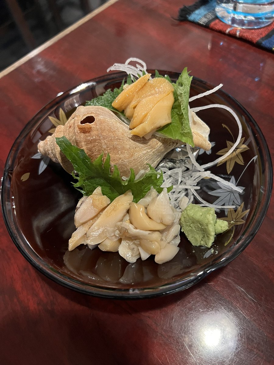 walltudeibee's tweet photo. 宿泊の旅館の近くの居酒屋さんにて
鮮度抜群のつぶ貝。北海道でしか食べられない八角の刺身。写真はございませんが大間のマグロと全てが最高でした👍
大将の人柄も良く、いっぱい呑んでしまいました(ﾉ≧ڡ≦)☆ https://t.co/B3hyXHS157