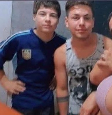 El de remera de Argentina es Laureano, uno de los asesinos de Jeremías y el de al lado es su hermano, el que de cuentas truchas amenaza a la gente y promete "cagar a tiros", a quien difame a su pobrecito hermano.