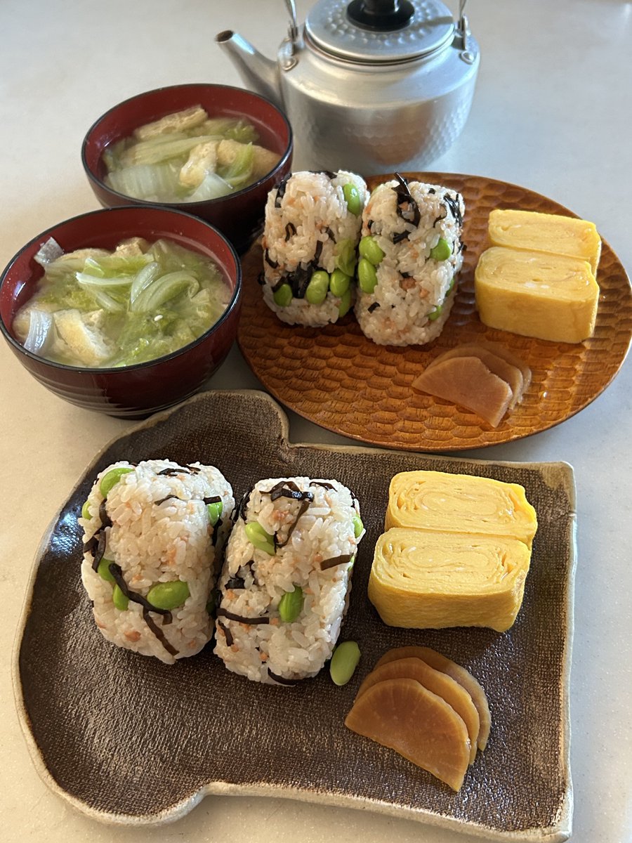 鮭と枝豆の塩昆布おにぎりセット
我が家は朝からやってるおいしいおにぎり屋さんです