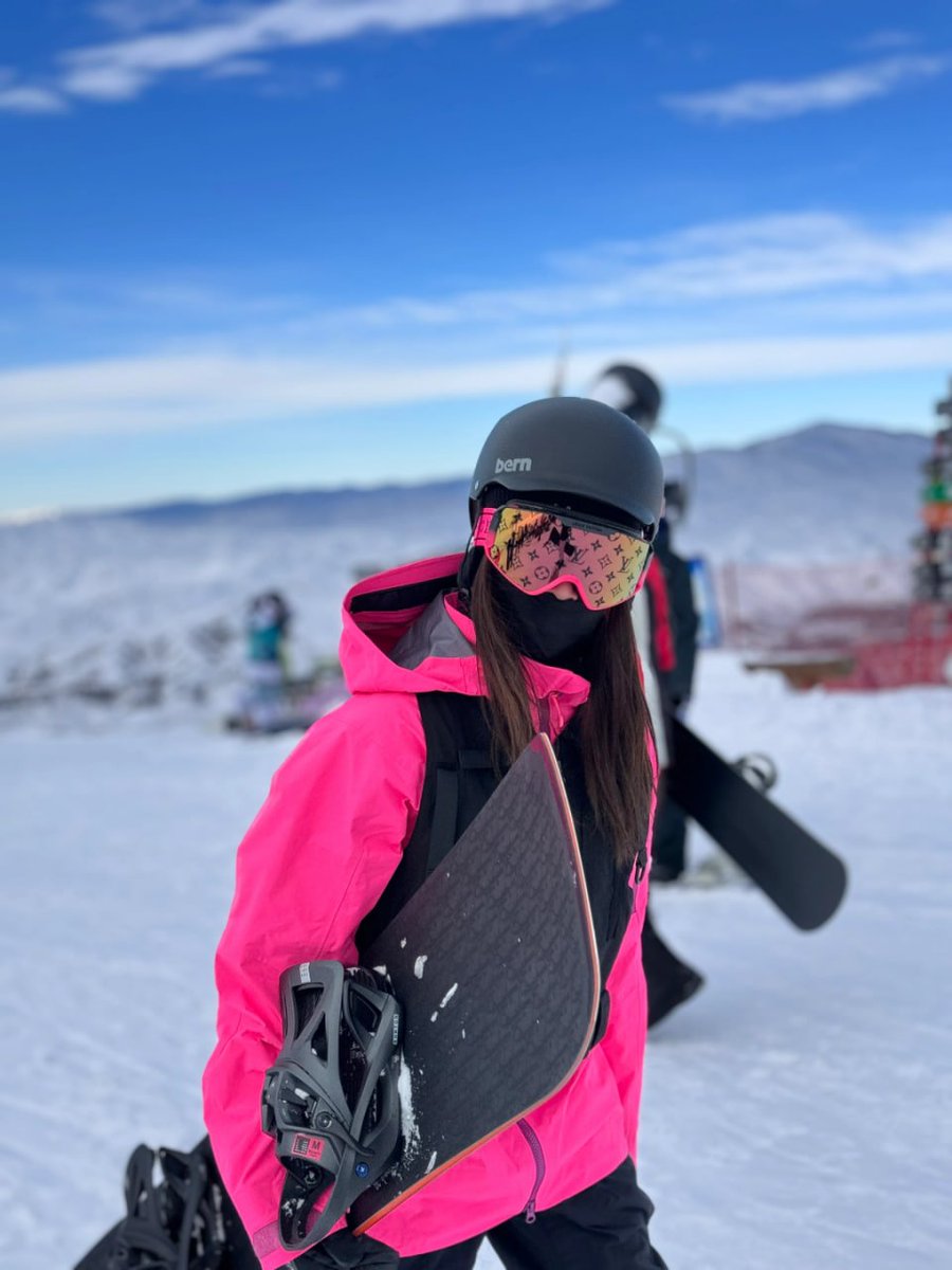 maya1654y's tweet photo. Ready to take on the slopes and make some unforgettable memories! 🎿✨ Loving this winter vibe! ❄️ Let's shred this Saturday! 💖🙌 #SnowboardLife #WeekendAdventures #TorontoThrills https://t.co/2vh70YzbTR