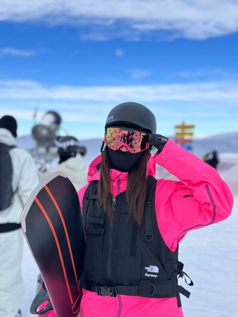 maya1654y's tweet photo. Ready to take on the slopes and make some unforgettable memories! 🎿✨ Loving this winter vibe! ❄️ Let's shred this Saturday! 💖🙌 #SnowboardLife #WeekendAdventures #TorontoThrills https://t.co/2vh70YzbTR