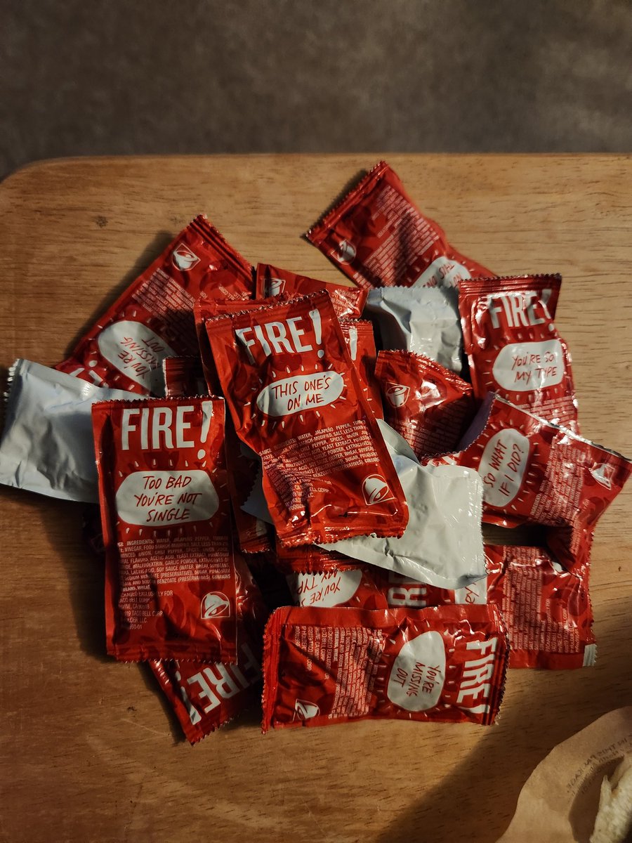 ScottLindberg's tweet photo. I ordered 2 sauce packets. You do have to love Taco Bell. https://t.co/q6Q9VjSfcv