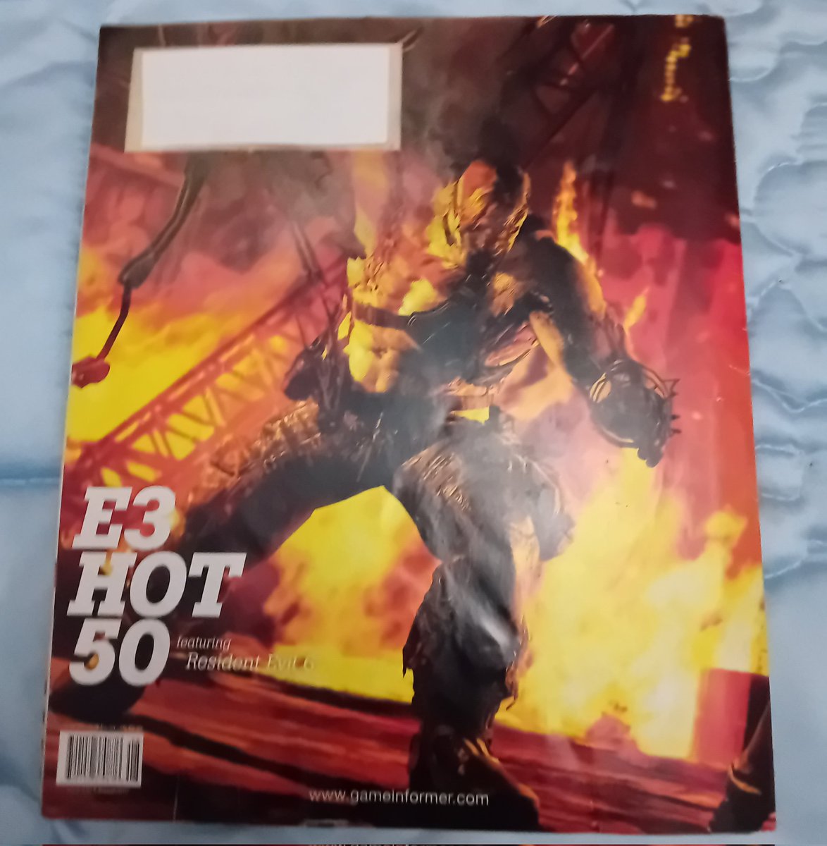 MinervaPrezRuiz's tweet photo. Revista americana #Gameinformer sobre el juego #ResidentEvil6 🏙🏗🧟♂️🧟♀️🔫💪🏻 con #LeonKennedy 🔵 y #AdaWong 🔴 ... #REBHFun https://t.co/5Xz9wrM9Co