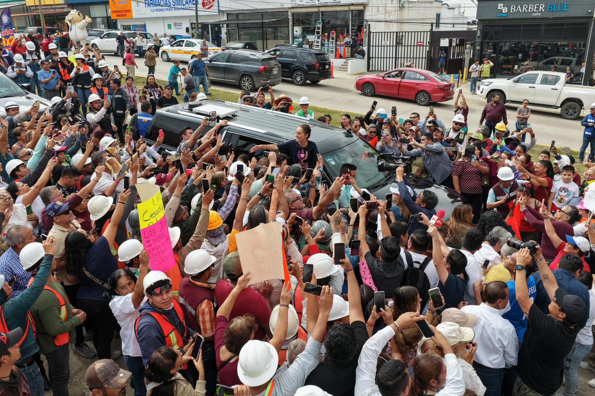 Hans2412's tweet photo. Esto rompe cualquier discurso de odio de la oposición conservadora carroñera 

Impresionante recibimiento del pueblo de Tamaulipas a la PresidentA @Claudiashein a su llegada al Hospital General del ISSSTE en Tampico. https://t.co/DkLknCNixg