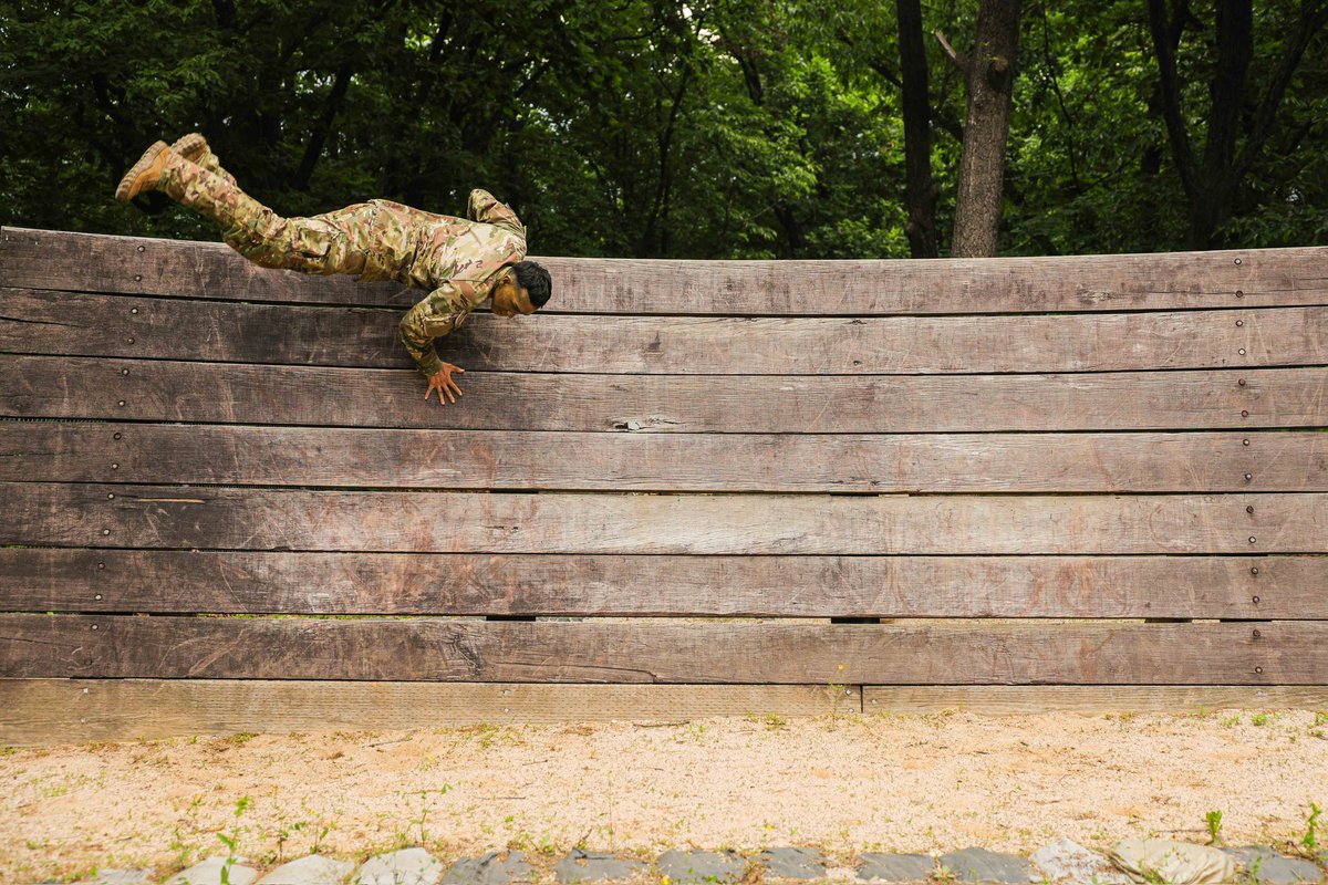 MIArmyGuard's tweet image. Get a head start on your path. Click the link nationalguard.com/mi to connect with us. 

#michigan #pathways #goguard #joinourteam