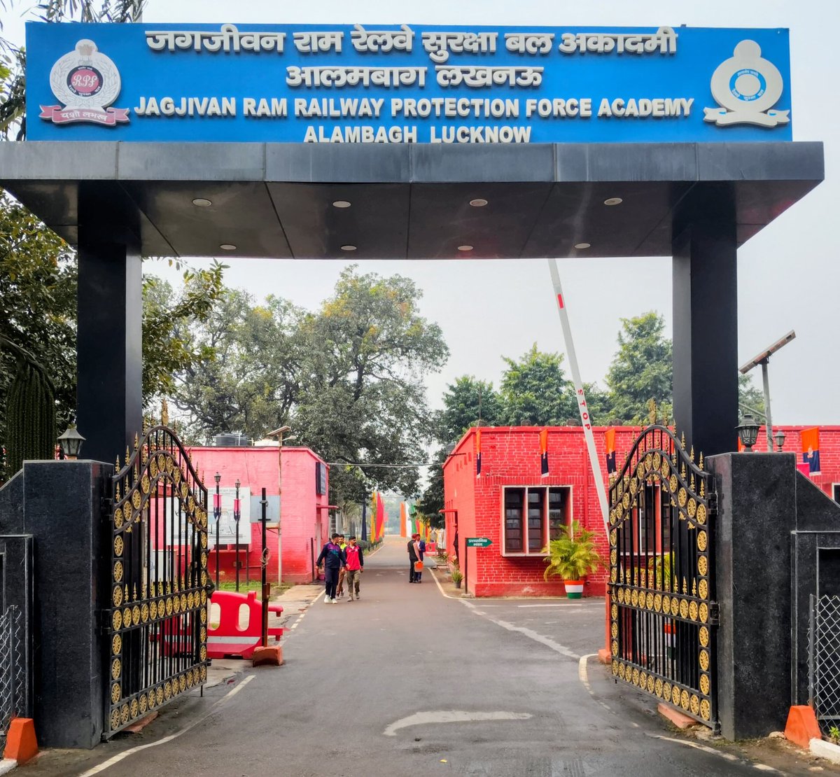 prakashdips's tweet photo. Discussed 'Emerging Challenges in Railway Security'  with Probationers of IRMS &amp; IRPFS at Jagjivan Ram RPF Academy, Lucknow..
Impressive Train Intervention Demo, Pipe Band Display,QRT, National Railway Security Museum..
#RPFIndia
#UPPolice
#MinistryofRailways https://t.co/rbYopIWJ5V