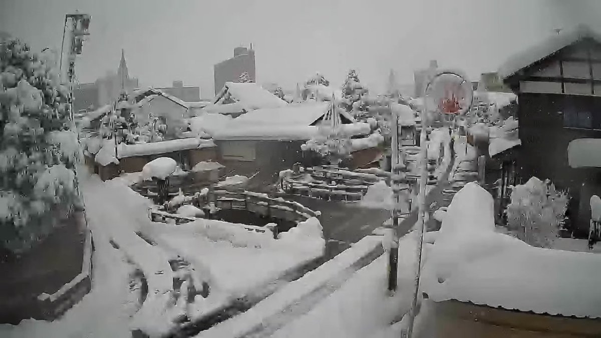 FurattoKanazawa's tweet image. 金沢の街は雪に包まれました。

金沢城三の丸広場
玉泉院丸庭園
金沢21世紀美術館
長町武家屋敷跡

市内ライブカメラより
kanazawa-kankoukyoukai.or.jp/article/detail…
www4.city.kanazawa.lg.jp/soshikikarasag…
