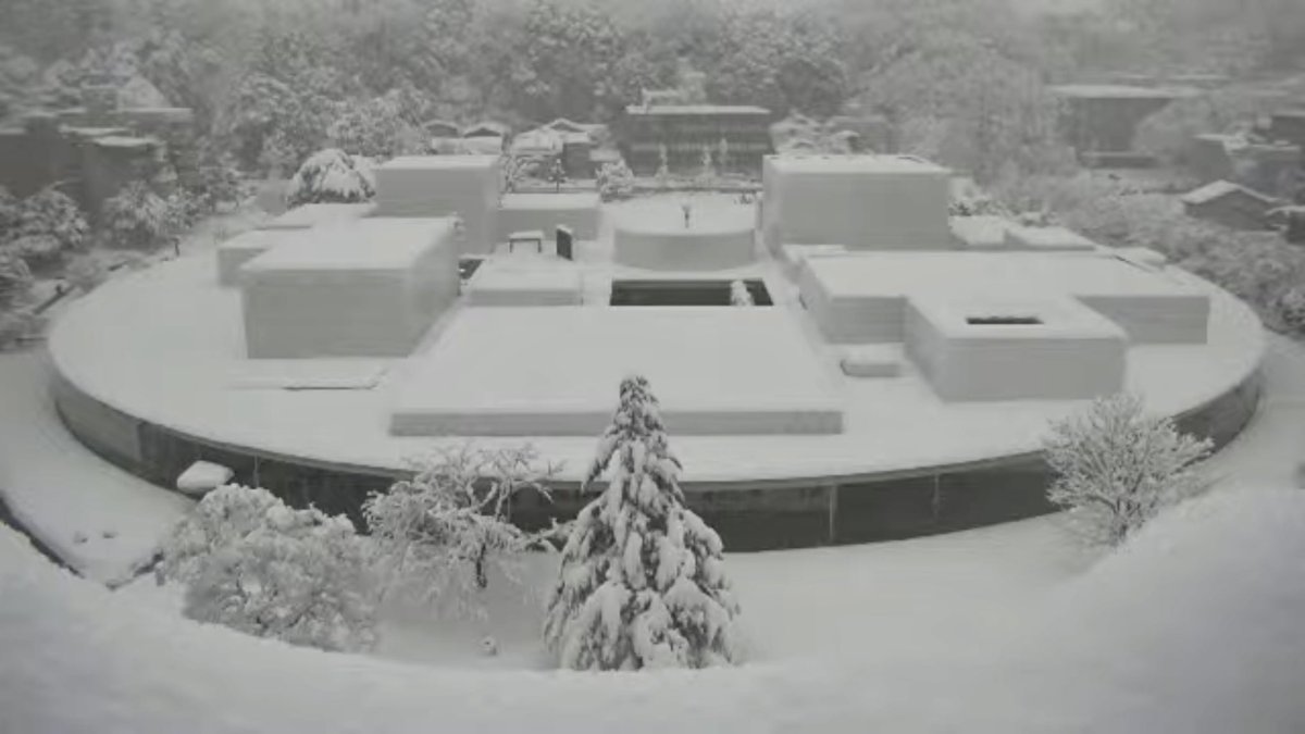 FurattoKanazawa's tweet image. 金沢の街は雪に包まれました。

金沢城三の丸広場
玉泉院丸庭園
金沢21世紀美術館
長町武家屋敷跡

市内ライブカメラより
kanazawa-kankoukyoukai.or.jp/article/detail…
www4.city.kanazawa.lg.jp/soshikikarasag…