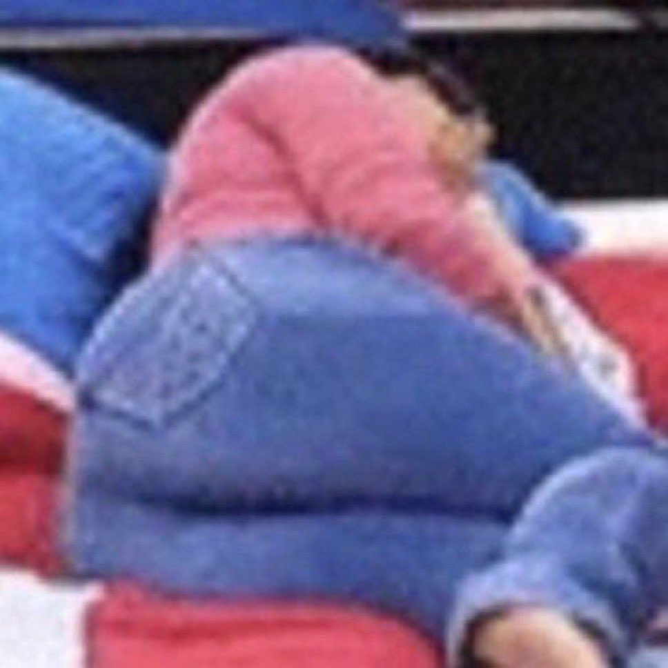 _TINA0's tweet image. A cidade fervendo em pré carnaval e eu deitadinha na minha cama