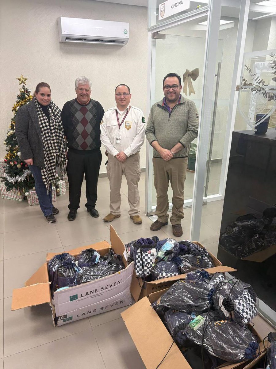 En Acuña, #Coahuila, el #INM recibió kits de apoyo humanitario de ropa y calzado 👕🩳👢 donados por el <a href="/ConsulMexDelRio/">Consulado de México en Del Rio</a>. Estos insumos serán entregados a nuestras y nuestros connacionales repatriados que lo requieran, como parte del servicio integral que brindamos con el Programa