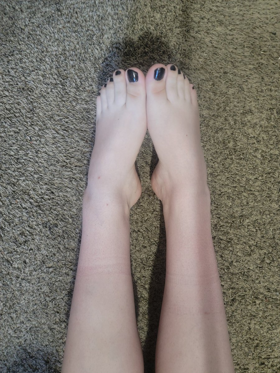 LukeFemFlowers's tweet photo. How's your weekend so far? #feet #footfetısh #femboy #femboyfeet #soles #FootWorship #toes #soles https://t.co/GhZ3WE0Gu5