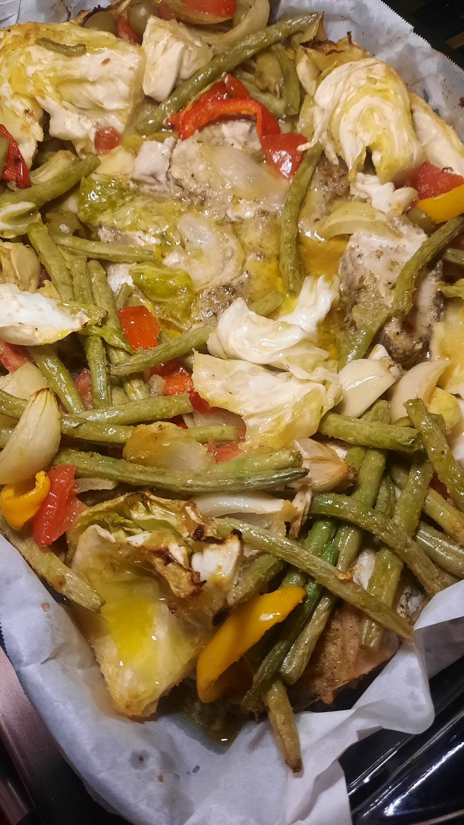 KellyKatharin's tweet image. Sliced fish + cabbage chunks, tomato, onion, smashed garlic cloves, bell peppers, olives &amp;amp; green beans. 

Covered up &amp;amp; out in hot oven.

Left uncovered for the last couple minutes of cooking. 

When done, drizzled EVOO &amp;amp; a squeeze of fresh lime juice. 

#lowcarb 
#realfood