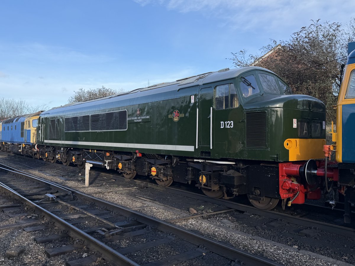Percypotter49's tweet image. #class27 #class46 #class37 #class47 nice line up ⁦@GcrGreat⁩ diesel collection @ Loughborough central
