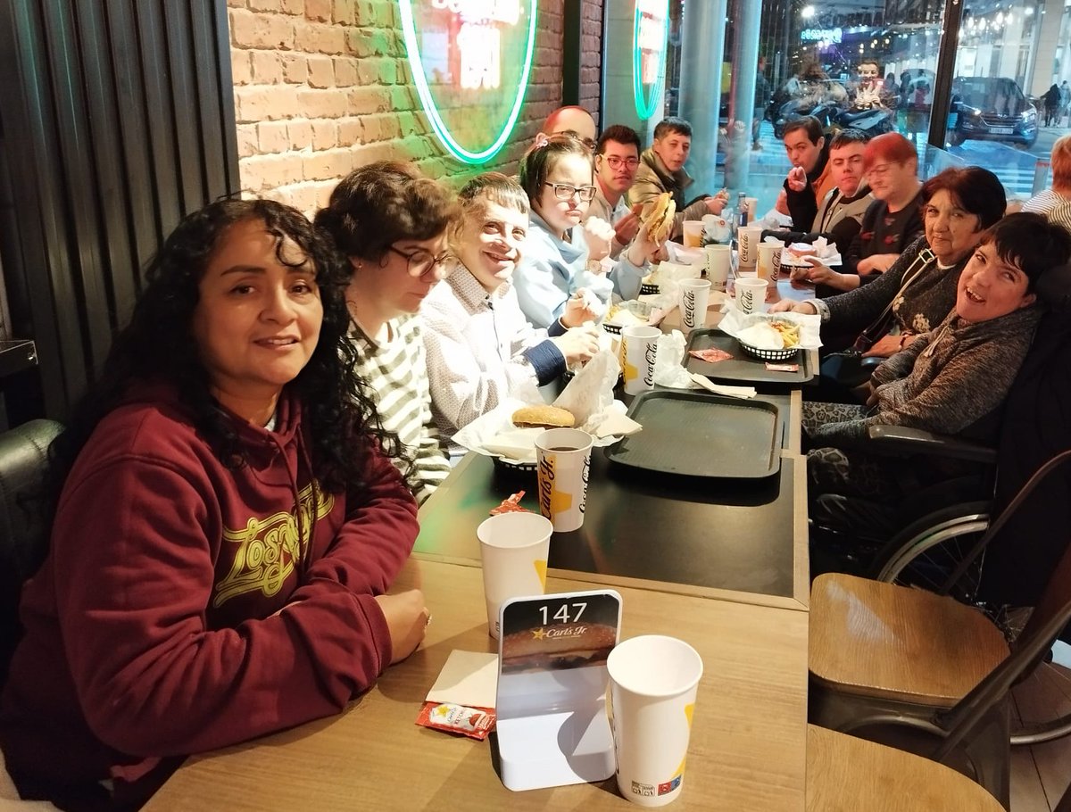 Tarde de salida del grupo de ocio acudiendo al cine y a merendar dentro del centro comercial de parque Sur en Leganés.
