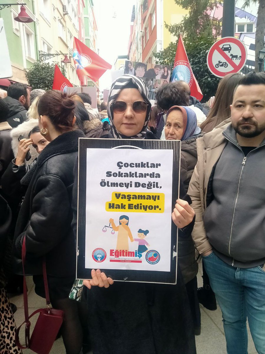 Bugün Ordu’da, Mattia Ahmet Minguzzi’nin adıyla ve hayattan koparılan tüm çocukların anısına yürüdük.
Bu yürüyüşte, acısını onurla taşıyan annesi Yasemin Minguzzi de bizimleydi.
Unutulmasınlar diye, susturulmak istenen sesleri duyurmak için…
<a href="/ustunezer/">Dr. Üstün EZER</a> <a href="/hulya_unver/">Hülya ÜNVER</a>