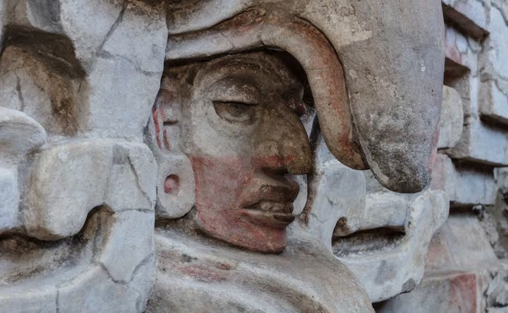 El_Universal_Mx's tweet photo. 🧐 🪦  ¡Es descubierta tumba zapoteca del año 600!

El descubrimiento realizado por el INAH ocurrió en los Valles Centrales de Oaxaca. Tiene elementos escultóricos y pintura mural que, según expertos, aporta información sobre la organización social, los rituales funerarios y la cosmovisión de la civilización zapoteca.

FOTOS: INAH 📸 📸

https://t.co/MqSq0wnhzS