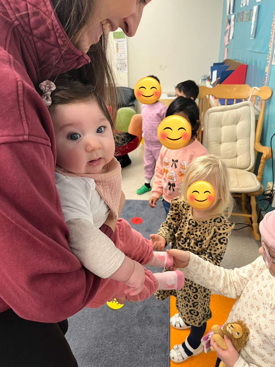 MrsLandryOCSB's tweet photo. We had an amazing Roots of Empathy visit💕 @RootsofEmpathy @CorpusOCSB This week students learned about preparing for an outing with baby- we even looked inside my diaper bag! 
We learned that caring for a baby involves routines - bedtime, bathing, feeding and changing 💕 https://t.co/JuJvQ6OFAK