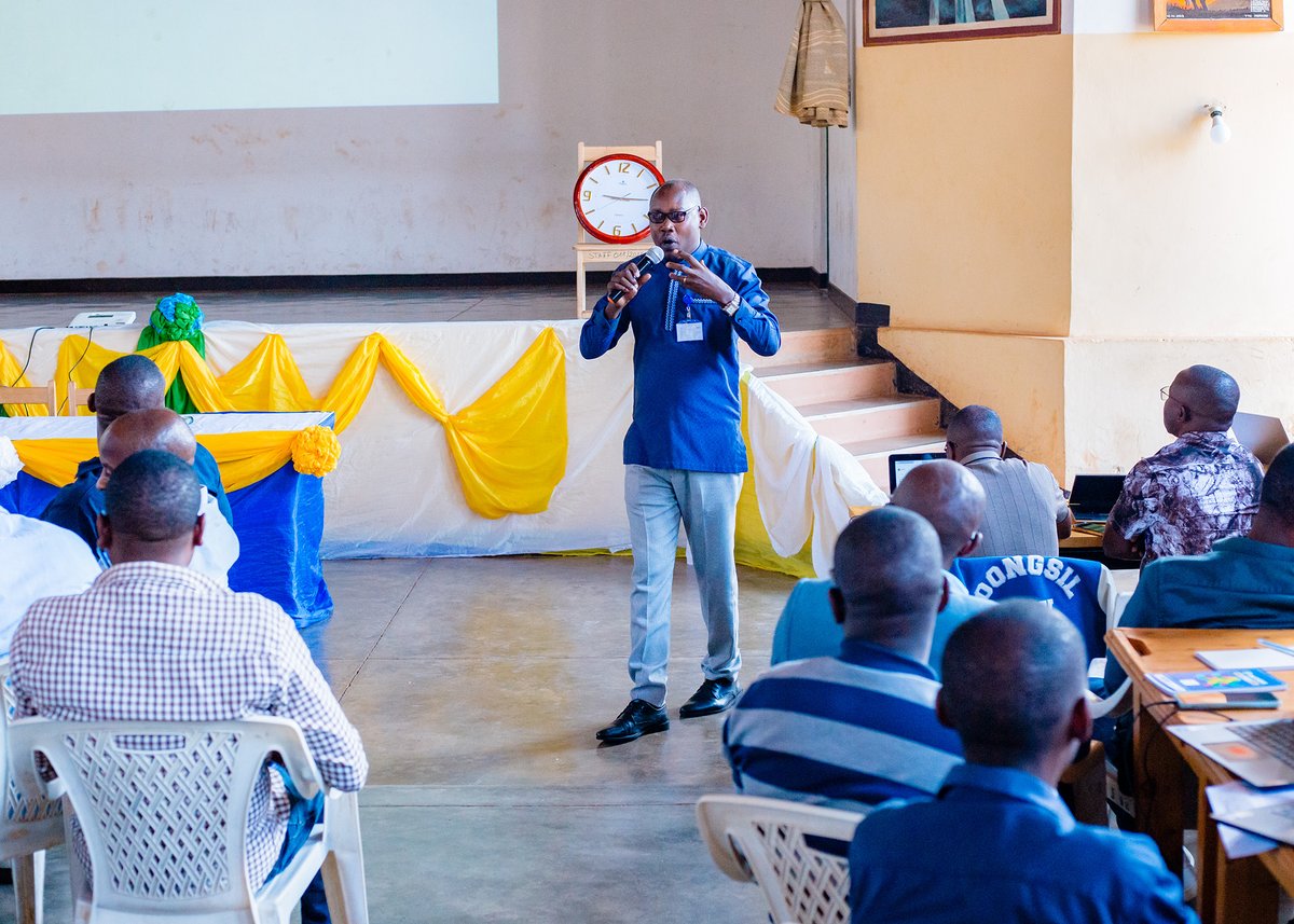 REBRwanda's tweet photo. To open the workshop, the Director of the Teacher Training Unit at REB, @MurasiraGerard, called on participants to safeguard the progress achieved so far and emphasized the need for continued commitment &amp;hard work to sustain gains in digital teaching &amp; professional development. https://t.co/uC1Ye0ybKB