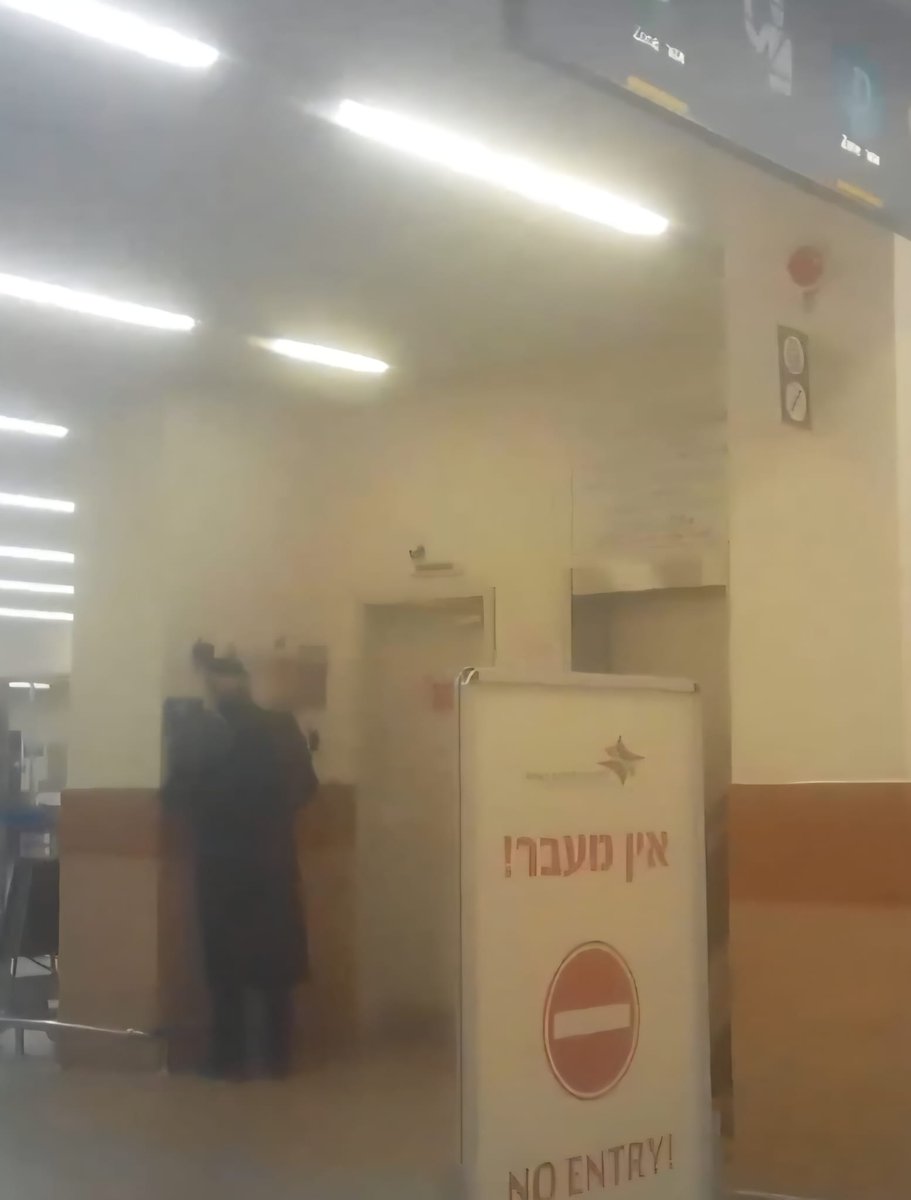 omrimaniv's tweet image. 14/ מתברר שכבר שנים יש לו נוהג קבוע - בכל בוקר הוא יוצא מביתו באלעד, מניח את הרכב בכניסה לטרמינל 1, מחתים כרטיס ונוסע הביתה. 8 שעות לאחר מכן הוא עושה את אותו הטקס, מגיע לשדה, מחתים כרטיס ויוצא. עקבנו אחריו, תיעדנו ולא האמנו למה שאנחנו רואים. זה כאמור הרב ששופט אנשים על מוסר &amp;gt;&amp;gt;