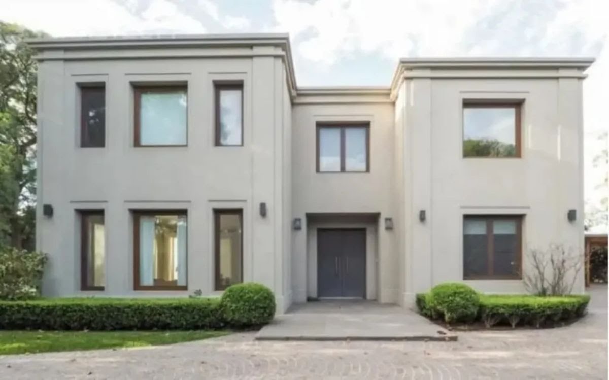 SebiTurtora's tweet photo. La mansión donde vive Lali Esposito valuada en USD 2 millones.

2750 m2, 5 baños.

¿Ubicada en La Matanza? No parece.

El arte de vender lo que no sos es un negocio redituable en el siglo XXI. https://t.co/ohTcQ4zGdO