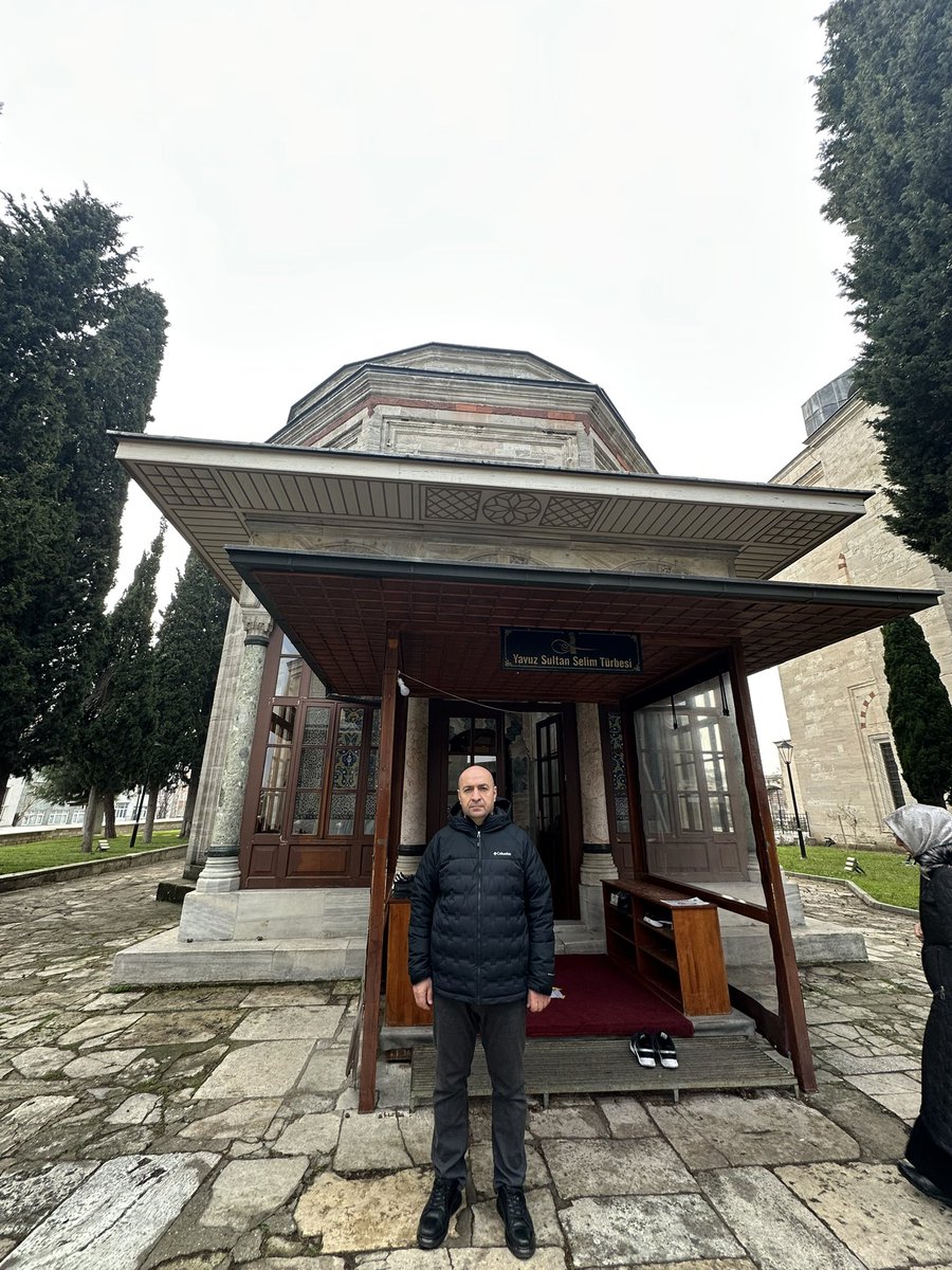 Ecdadın izinde… Yavuz Sultan Selim Han’ın türbesini ziyaret ettik.  Büyük sultanın  ruhu şad mekanı cennet olsun…🇹🇷🇹🇷🇹🇷