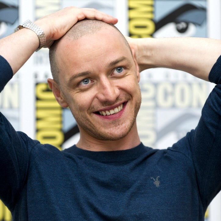 Je sais pas si vous étiez au courant mais lors du tournage de "X-Men: Le Commencement", James McAvoy est arrivé complètement chauve… avant de découvrir que Charles Xavier avait encore des cheveux dans les années 60, du coup perruque obligatoire 😭