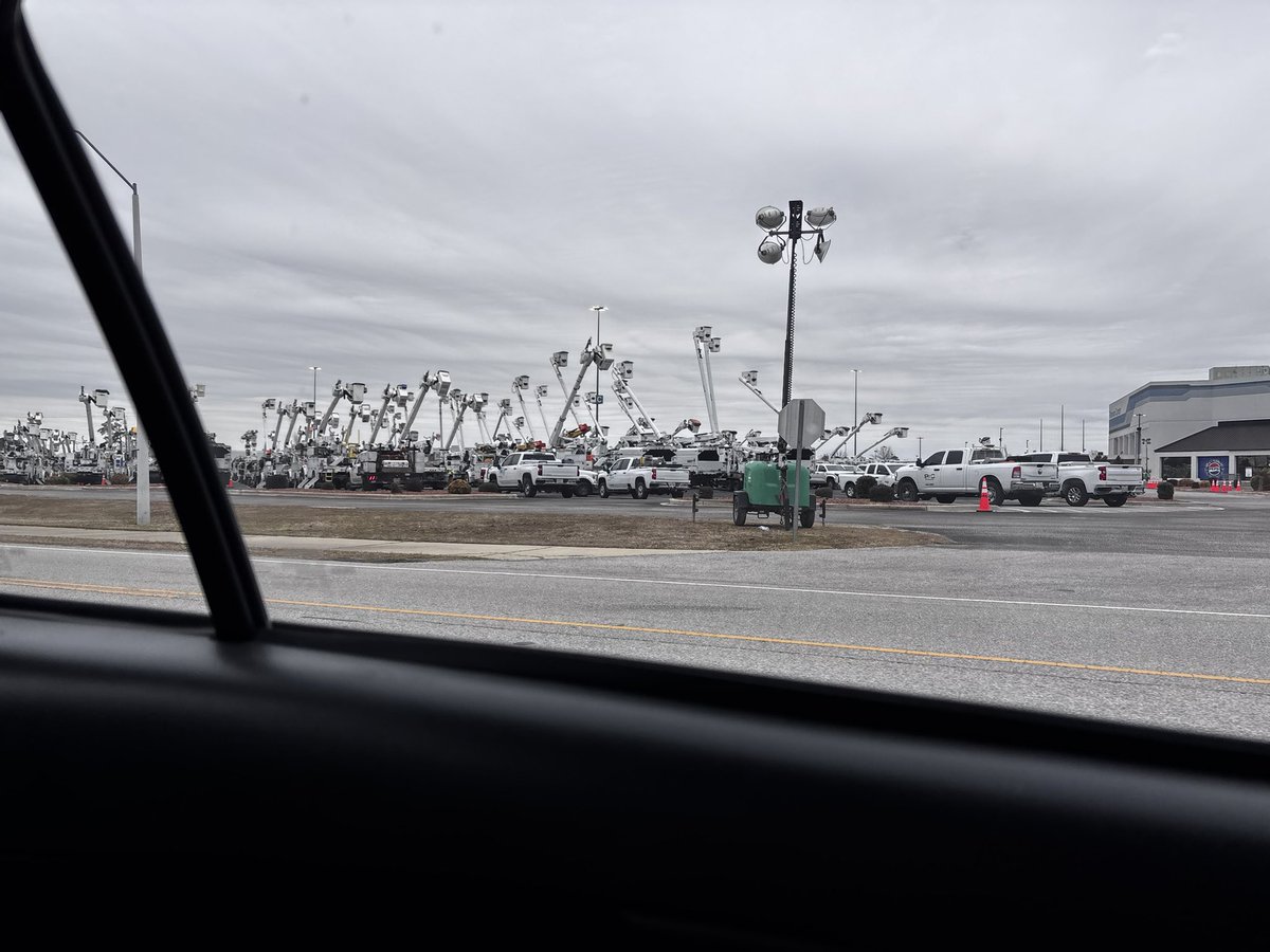 liamswx's tweet image. Let’s all give a big thanks to the lineman workers who are ready and setup to hopefully keep the power on during this weekend’s winter storm. Huge gathering at the Florence Center. You guys rock! #scwx #flowx #winterwx