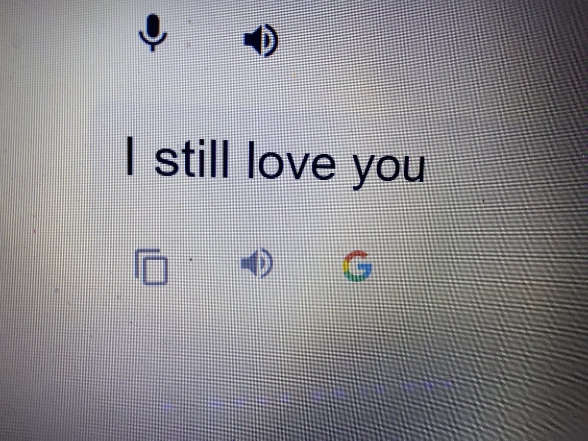 Hala telefonunda bi sürprizim var dedi. Hala seni seviyorum yerine hâlâ seni seviyorum yazmış sjsjsj