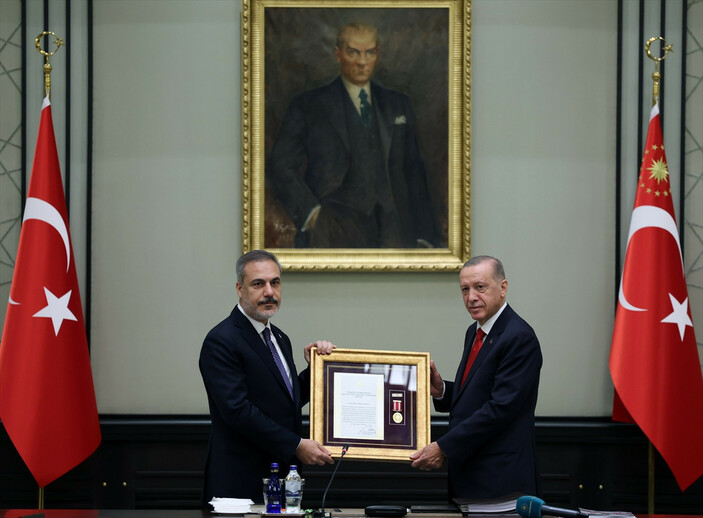 melih_cat's tweet photo. Hakan Fidan'ın şu kitabı 4 defa okuduğuna yemin edemem ama hissediyorum

Güç ve iktidar sahibi olmanın 48 yasası var. Bunlar sadece politikaya özel değil. Bir zincir market kasiyerini müdür ve belki ceo yapmaya kadar yükseltebilir. Gerçek örnekler dolu

Gelelim Hakan Fidan'da gördüğüm benzerlikler (tahminlerim)

- Yasa 1: EFENDİNİ GÖLGEDE BIRAKMA
Fidan, hiçbir zaman popülaritesini liderinin önüne geçirecek şekilde kullanmadı. Sadakatini her zaman gösterdi mesela Erdoğan'a baş selamı verdiği ikonik bir video vardı, o bana hep bu yasayı hatırlatıyor

Hem saygıdan, hem de liderine tehditmiş gibi görünmeden yükselmenin yasasıdır bu. Aşırı sivrilmenin tarihteki sonuçları yine kitapta yazıyordu

- Yasa 3: NİYETİNİ GİZLE
Fidan diplomatik ve istihbarat hamleleri genellikle sonuçlandığında görünür hale geliyor. Yazar kitapta "insanlara ne yaptığınızı değil, ne yapacağınızı düşündürün" der

Fidan’ın "mekik diplomasisi" budur. Masaya oturmadan önce kartlarını asla göstermez

- Yasa 33: HERKESİN ZAYIF NOKTASINI BUL
Bir istihbarat şefi için bu zaten iş tanımıdır ama Fidan bunu siyasete ve diplomasiye de taşıdı bence

Robert Green amcam der ki, güç erklerinden olmak için muhatap ve rakiplerinizin neyi sevip, nelerden tırstığını bilmeniz gerekir

Fidan’ın bölgesel krizlerdeki arabuluculuk becerileri (örn libya ve suriye dosyaları gibi) masadaki tarafların "zayıf ve güçlü yanlarını" didik didik incelemesinden geliyor olabilir

Velhasıl...

Kitaptaki başka acayip benzerlikleri de sıralayabilirim. Ama şimdilik çok da şey yapmayım. Sonuçta Robert Green'in bu kitabı daha çok pragmatizmi ve kişisel çıkarlar için benciliği ön plana alıyor

Bakalım devamını paylaşacak yürek var mışmı bende yakında göreceğiz
