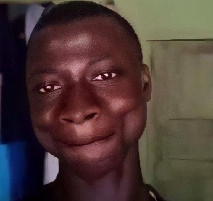 Motivational speakers and confusion 
They be like 👇

➜ Today: Work hard to attract luck 
➜ Tomorrow: Hard works doesn't pay, just pray for luck
➜ Next day: Luck without hard work na waste 
➜ Another day: you need luck not hard work 
Make nobody drop motivational quotes again