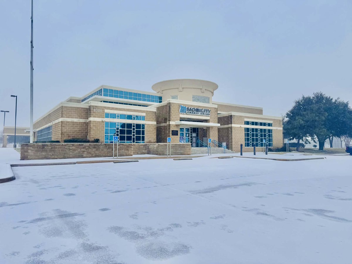 MobilityCU's tweet photo. This is our Irving office looking extra chill today!❄️

Drop your snow or winter pics in the comments. 📸
Let’s see how winter looks where you are.
#winter #mcutexas #snowday https://t.co/JCrzeZgMl3
