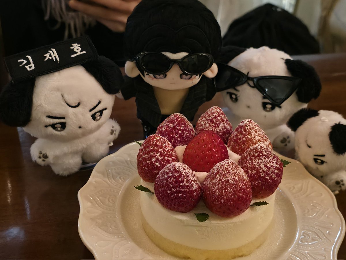 highball917's tweet photo. 이 집 딸기 케이크가 아주 실하구먼🍓 https://t.co/s5NmElu1LI