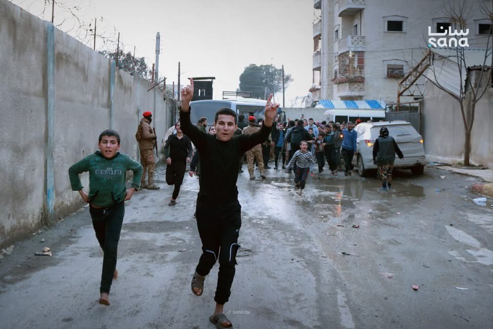QUSAY_NOOR_'s tweet photo. #Footage of the release of underage detainees who had been held by the #SDF in Al-Aqtan #Prison in the #city of #Raqqa. https://t.co/TD61wVa0aR