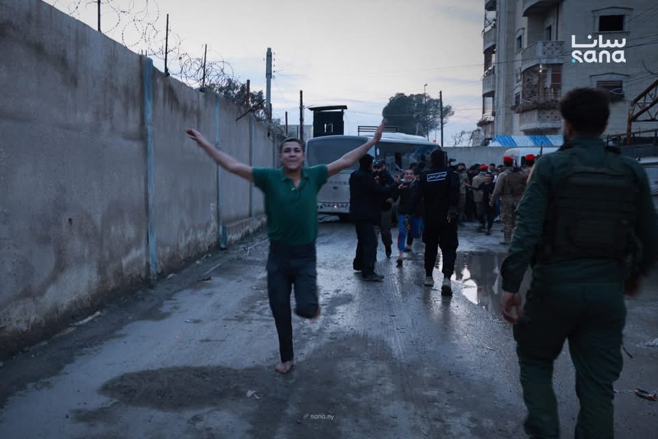 QUSAY_NOOR_'s tweet photo. #Footage of the release of underage detainees who had been held by the #SDF in Al-Aqtan #Prison in the #city of #Raqqa. https://t.co/TD61wVa0aR