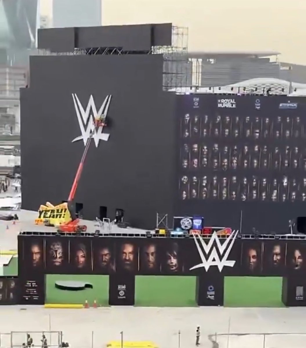 EliteClubS0B's tweet photo. A giant Roman Reigns hand figure and an LA Knight “Yeah” sign have been spotted ahead of Royal Rumble 2026 in Riyadh, Saudi Arabia.

Saudi is going all in 👀🔥 https://t.co/F5zL41ENQM