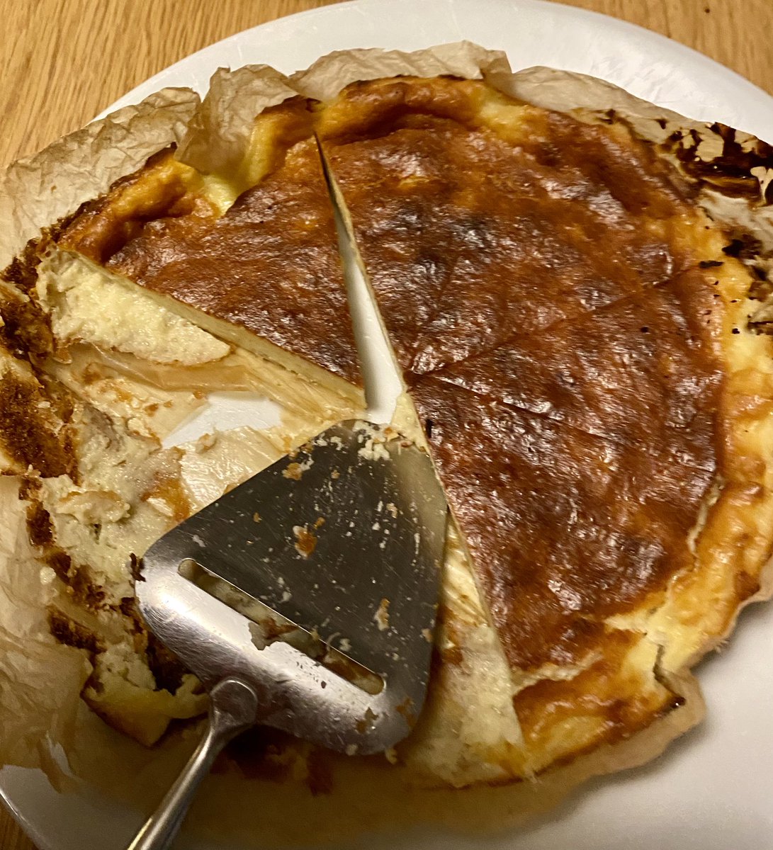 Tttklove's tweet image. 乳糖不耐症のダンナにチーズケーキを食べさせたくて、これで試してみた。美味しいバスクチーズケーキ出来た✨
初めて食べたチーズケーキに感動して夢にまで見たと😂そこまで言われたら作り甲斐があるってもんよ！