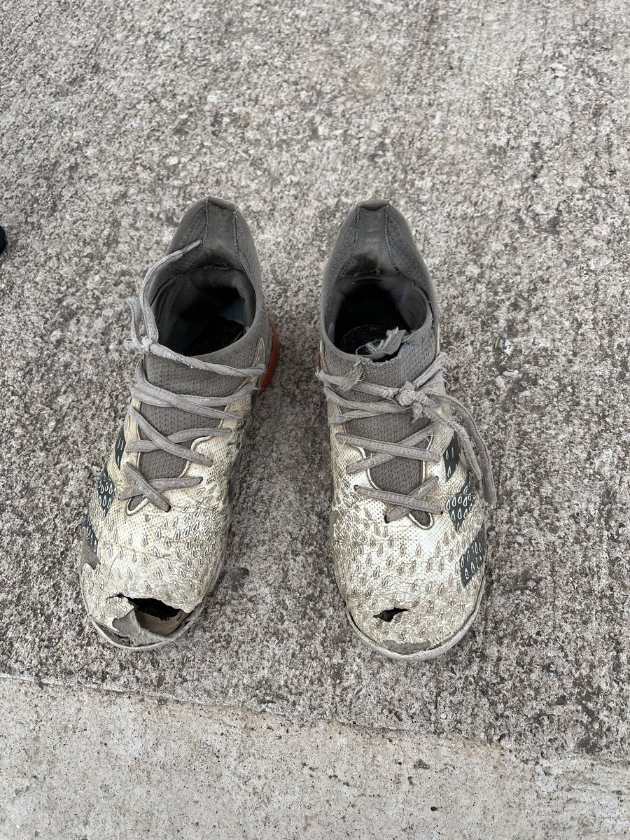 SantiagoLuesma's tweet image. A ver si esta red social hace su magia 🪄 

Tengo un nene en mi escuelita @MalaguenoCF que tiene así los botines y anda con los dedos afuera, ¿habrá alguien o alguna marca que quiera donarle unos botines fútbol 5/sintetico?

Es talle 34.

Hagan su magia, sé que algo va a salir.