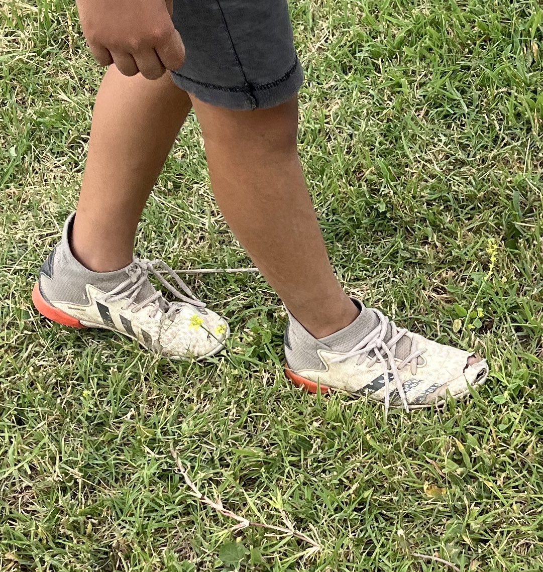 SantiagoLuesma's tweet image. A ver si esta red social hace su magia 🪄 

Tengo un nene en mi escuelita @MalaguenoCF que tiene así los botines y anda con los dedos afuera, ¿habrá alguien o alguna marca que quiera donarle unos botines fútbol 5/sintetico?

Es talle 34.

Hagan su magia, sé que algo va a salir.