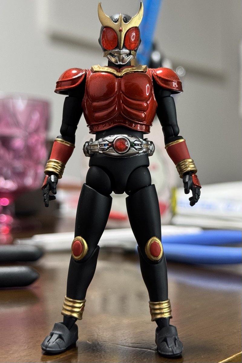 ninomiya_man's tweet photo. 最後にXX時代に塗装したクウガと比較。素体は頭部以外変わってないっぽいので基本的に同じです。塗装省略も少ないので単体でも充分見れますね。ベルトの細かい色をペンで出してあげるのと、太ももと脛のパーティングラインを軽くヤスリで整えてあげるだけで見違えそう #SHODO #仮面ライダー #掌動 https://t.co/VSfjCOQUzg