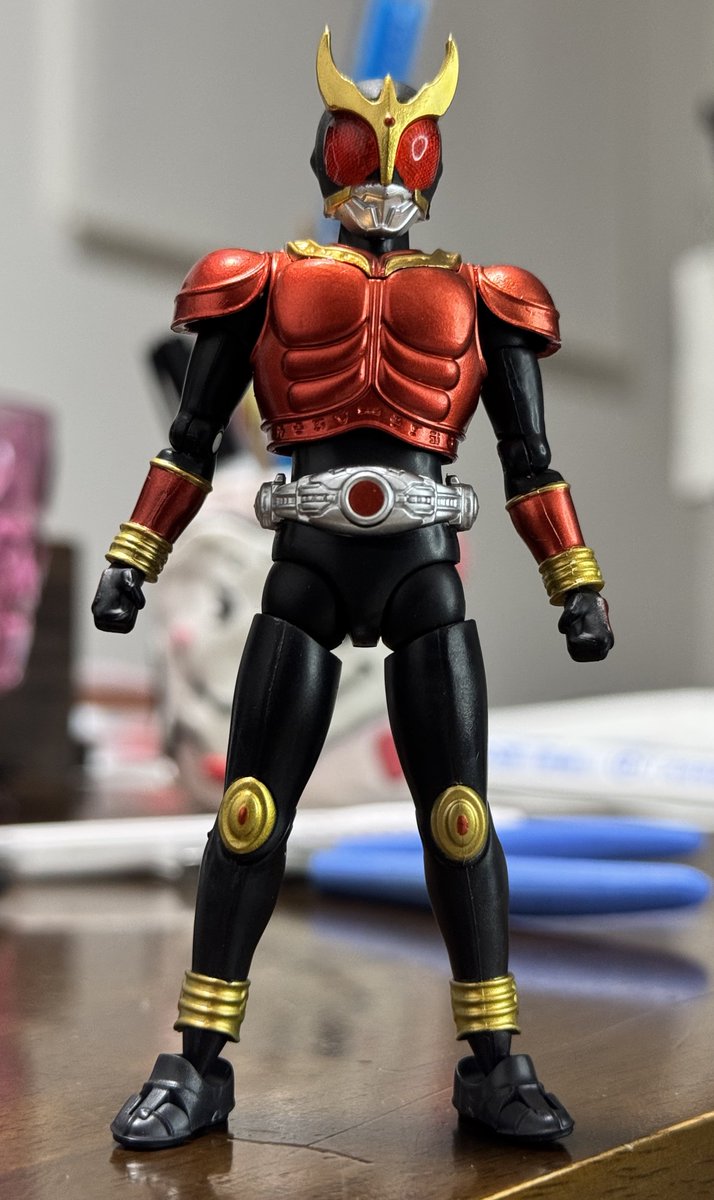 ninomiya_man's tweet photo. 最後にXX時代に塗装したクウガと比較。素体は頭部以外変わってないっぽいので基本的に同じです。塗装省略も少ないので単体でも充分見れますね。ベルトの細かい色をペンで出してあげるのと、太ももと脛のパーティングラインを軽くヤスリで整えてあげるだけで見違えそう #SHODO #仮面ライダー #掌動 https://t.co/VSfjCOQUzg