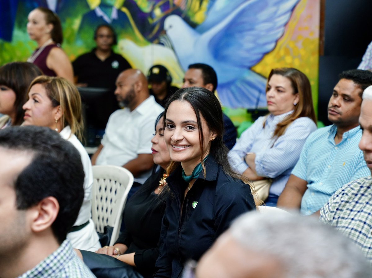 Hoy juramenté a nuevos miembros en la Casa del Pueblo Johnny Ventura, en la Circunscripción 1 del Distrito Nacional, fortaleciendo nuestra organización junto a valiosos dirigentes comunitarios y políticos comprometidos con el desarrollo de sus territorios. #FuerzaDelPueblo