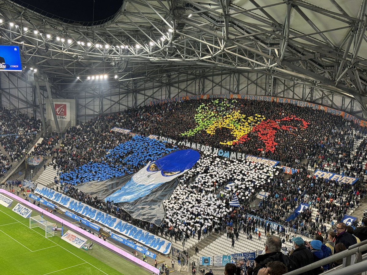 Dorian_Bonzom's tweet image. Le tifo en deux parties et craquage complètement fou dans le virage sud pour le choc entre l’OM et le RC Lens #OMRCL