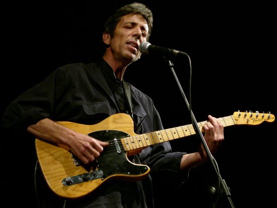 Remigi Palmero va ser avantguarda. Remigi també va ser tradició. Per a molts, un dels creadors del que es va anomenar pop mediterrani. Un dels grans de la música, i de la música en valencià. Amb 76 anys recent complits, ens ha deixat. Descanse en pau. Foto: Viquipèdia