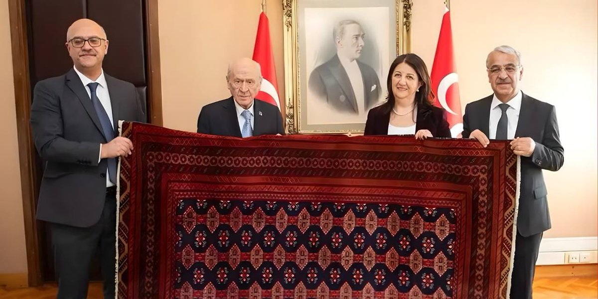 uberdogan's tweet image. PKK terör örgütü ele başı kendisine Kurucu Önder diyen MHP Genel Başkanı'na kilim hediye etmiş. #TürkiyeYüzyılı #BOPçukuru