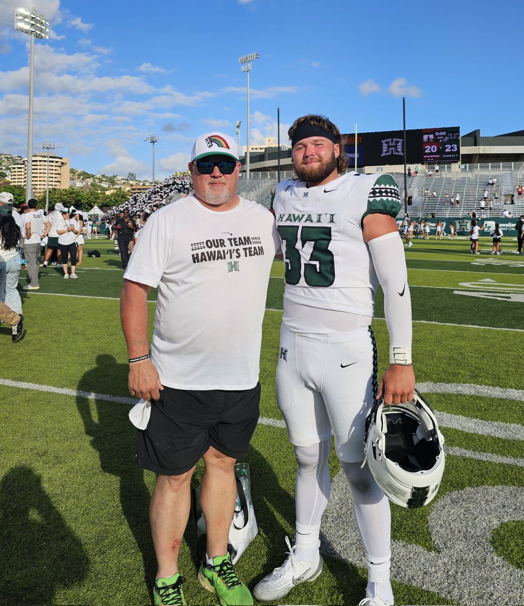 afcatm's tweet image. @HawaiiFootball 1st game and win against Stanford. @JackMowrey1  #snappingjack