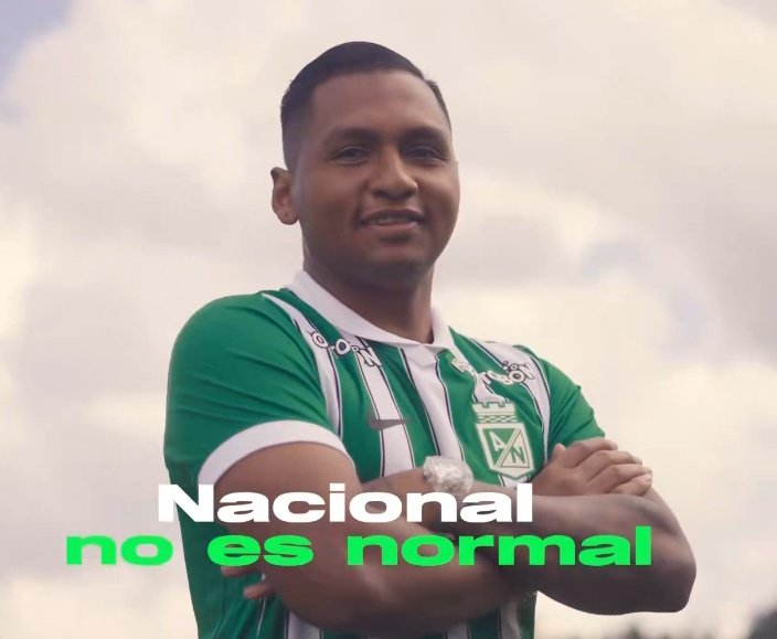 *Le sonrío al celular*

mi mamá: “como me lo tiene de embobado la novia”

- Lo que estoy viendo: